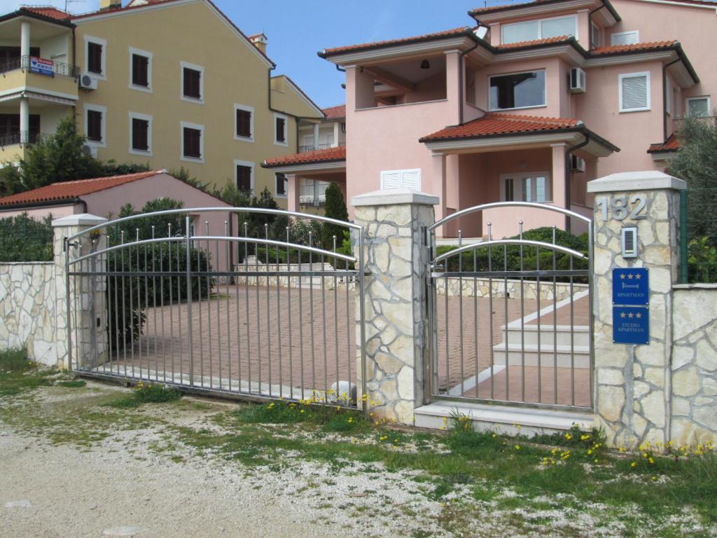 Apartments Villa Fernetich Premantura Exterior foto