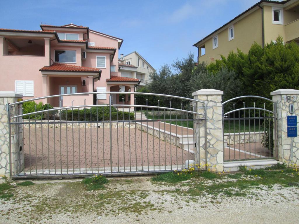 Apartments Villa Fernetich Premantura Exterior foto