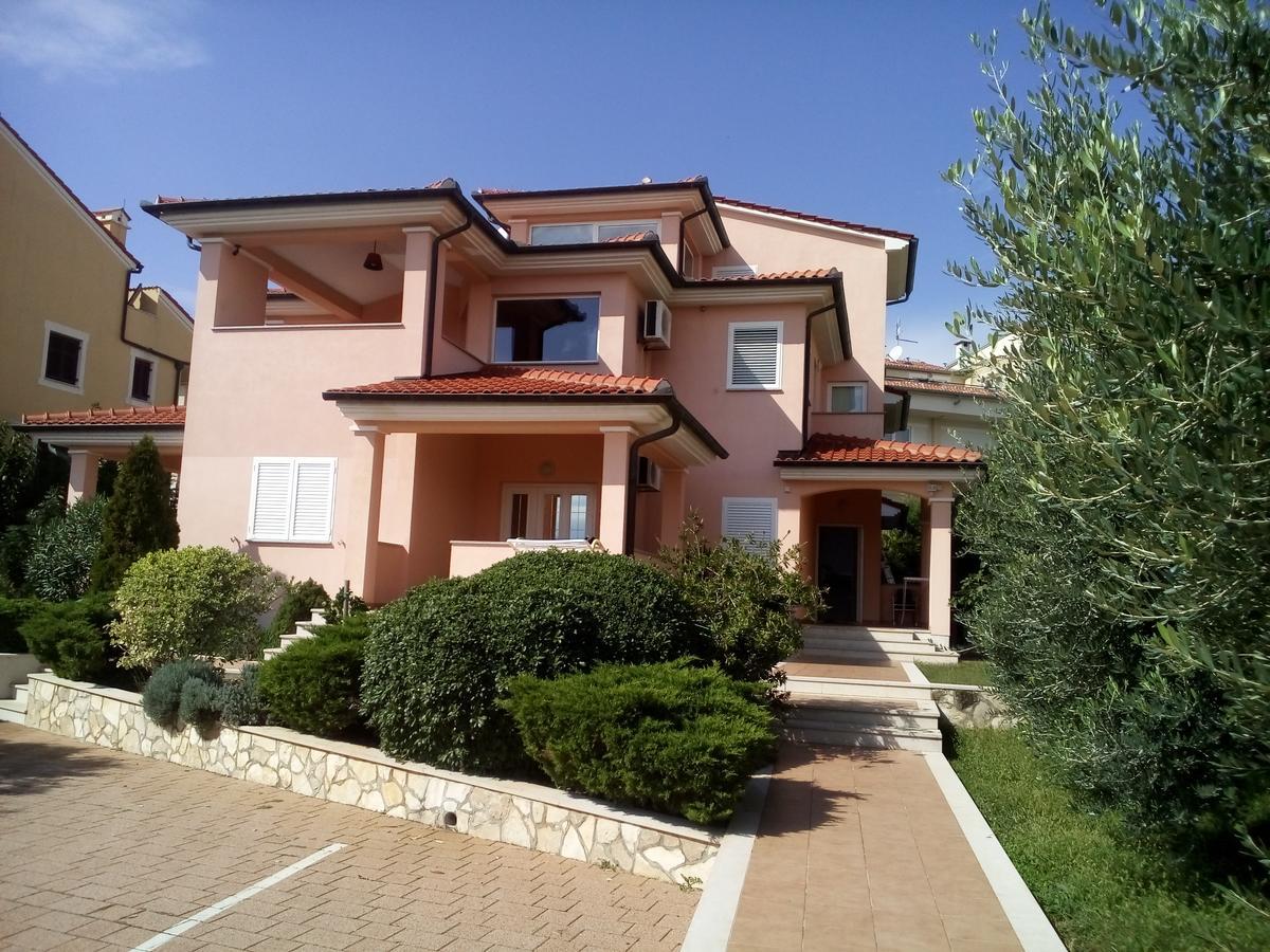 Apartments Villa Fernetich Premantura Exterior foto